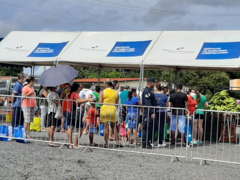 Largas filas para comprar arroz en feria libre en Monagrillo.