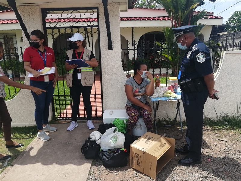 Entre los productos decomisados figura ensalada de mangos con diferentes tipos de compuestos dañinos para la salud de los estudiantes.