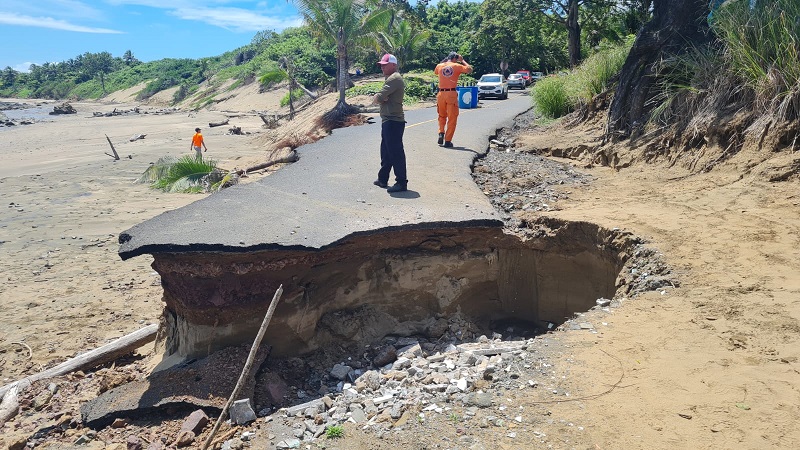 La calle de acceso a playa El Toro colapsó producto de la fuerza de las mareas. Foto: Radio Panamá