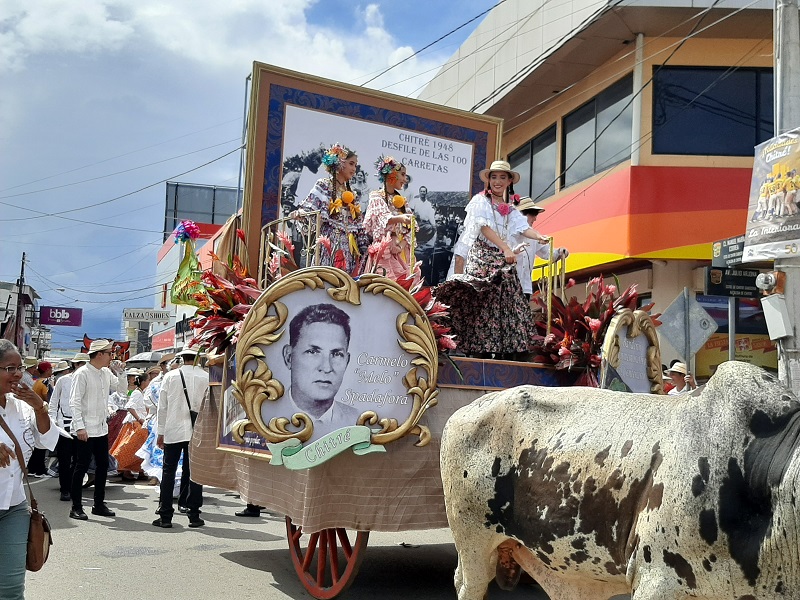 Con un desfile folclórico, los chitreanos cerraron este domingo las actividades conmemorativas a los 174 años de haber sido elevado a distrito.