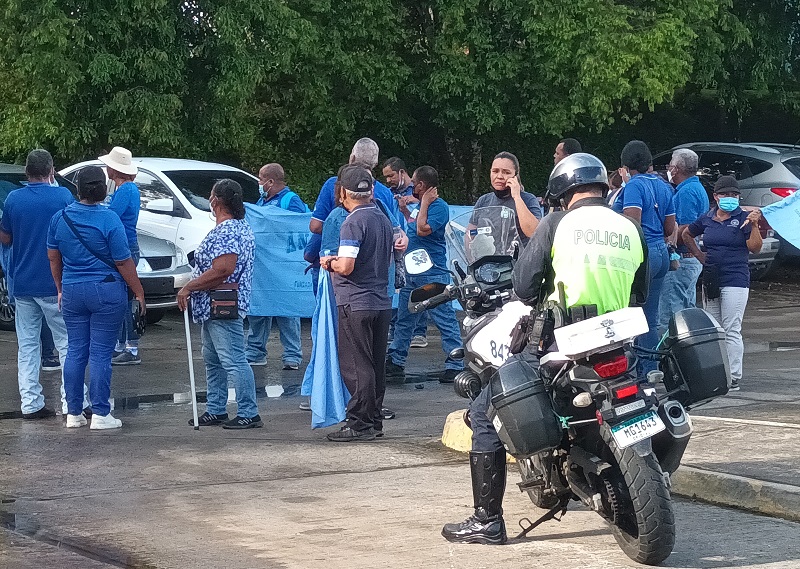 Protesta de los funcionarios de la Policlínica Horacio Díaz Gómez de Santiago.