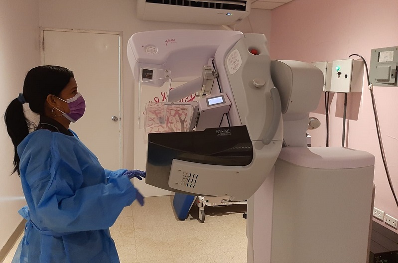 La mujeres mayores de 40 años deben solicitar su examen de mamografía.