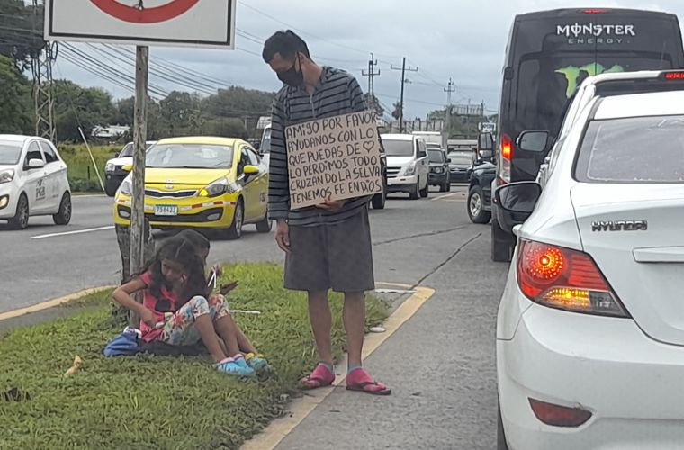 Algunos venezolanos que han quedado varados en la ciudad de David piden dinero en los semáforos o vender artículos que le permitan obtener un ingreso. FOTO/JOSÉ VÁSQUEZ