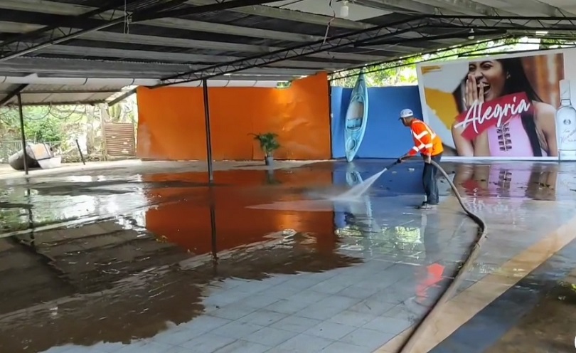 Con el apoyo de autoridades locales se pudo lavar las casas y algunos comercios con un camión cisterna.