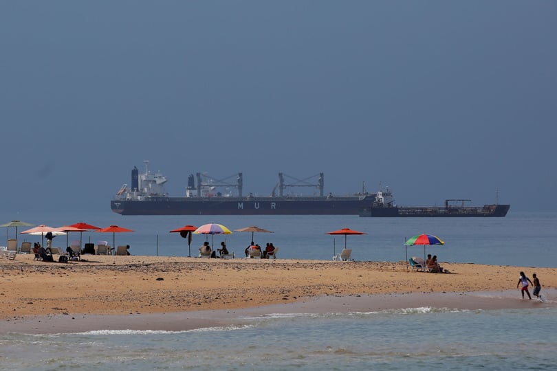Turistas disfrutan de una playa en la isla de Taboga (Panama), en una fotografía de archivo. EFE
