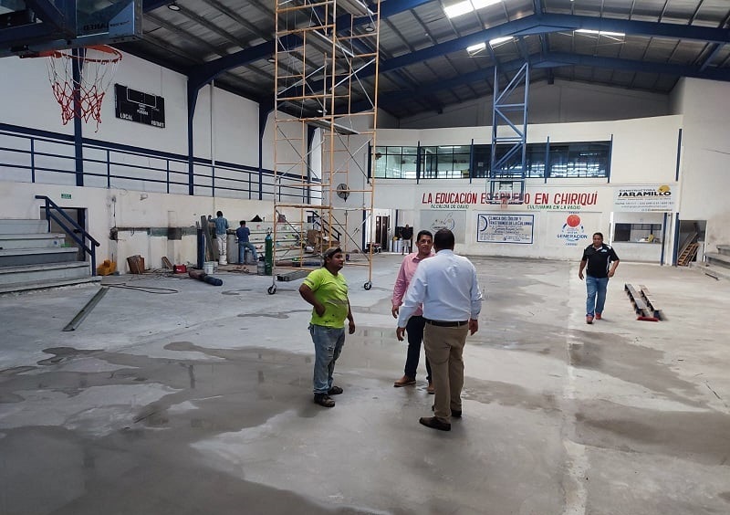 El gimnasio es apto para la práctica del baloncesto.