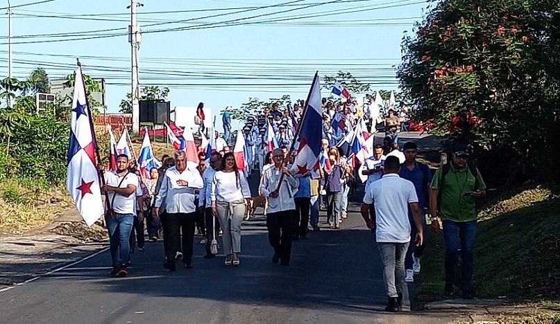 Los actos conmemorativos iniciaron con una caminata desde el parque Libertador hasta el parque 9 de enero.
