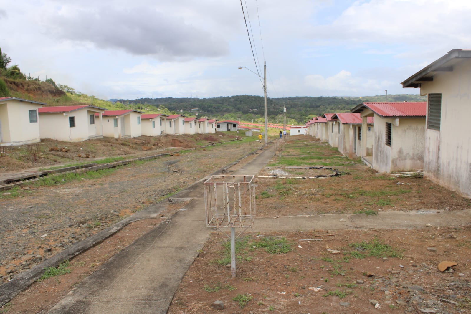 La construcción del residencial de 350 viviendas comenzó en agosto del 2013 y debió ser culminada en agosto del año 2015.