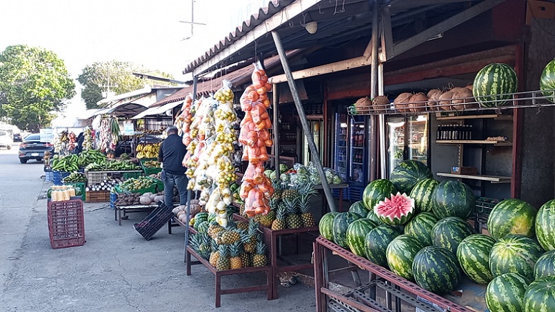 Locales comerciales ubicados en la servidumbre vial hacia el puerto de Vacamonte.