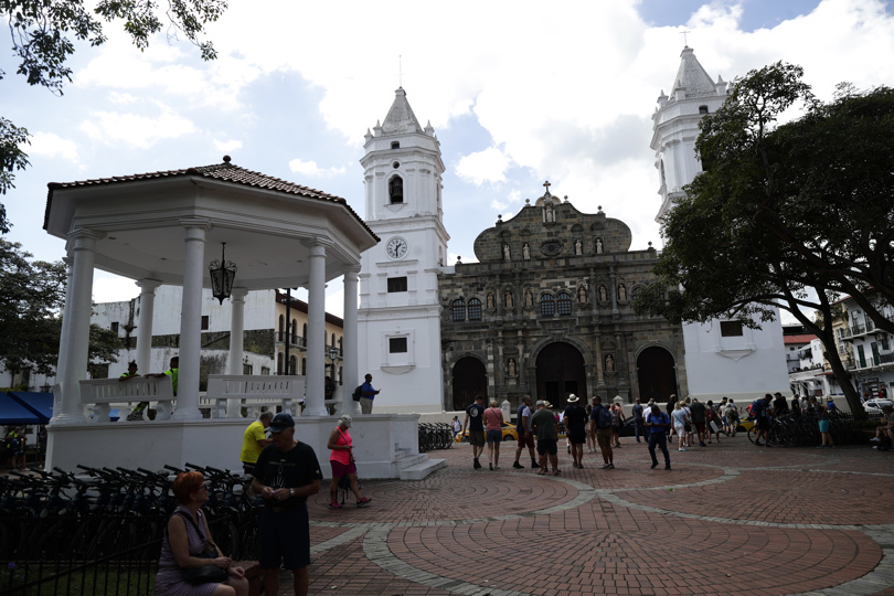 La gente camina por el Casco Viejo, en la Ciudad de Panamá. EFE