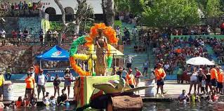 Desfiles de reina en sus balsas recorren el río Zaratí..