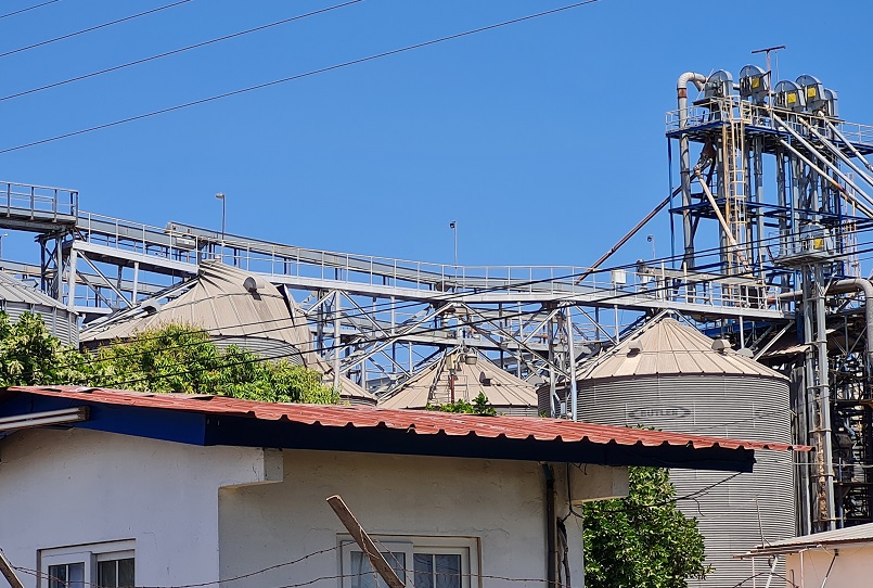 Una gran cantidad de maíz terminó regado en el suelo, tras el colapso de varios silos en La Honda.