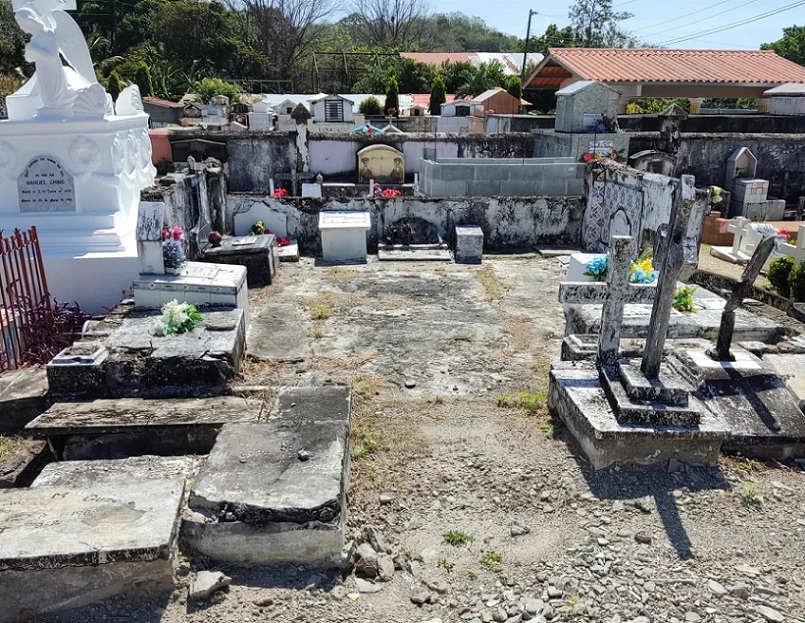 Debido al paso de los años y la falta de mantenimiento, las tapas de algunas bóvedas se han fracturado dejando al descubierto restos óseos y ataúdes.