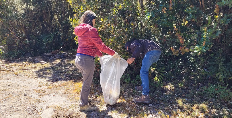 Jornada de limpieza en la cima del volcán Barú.