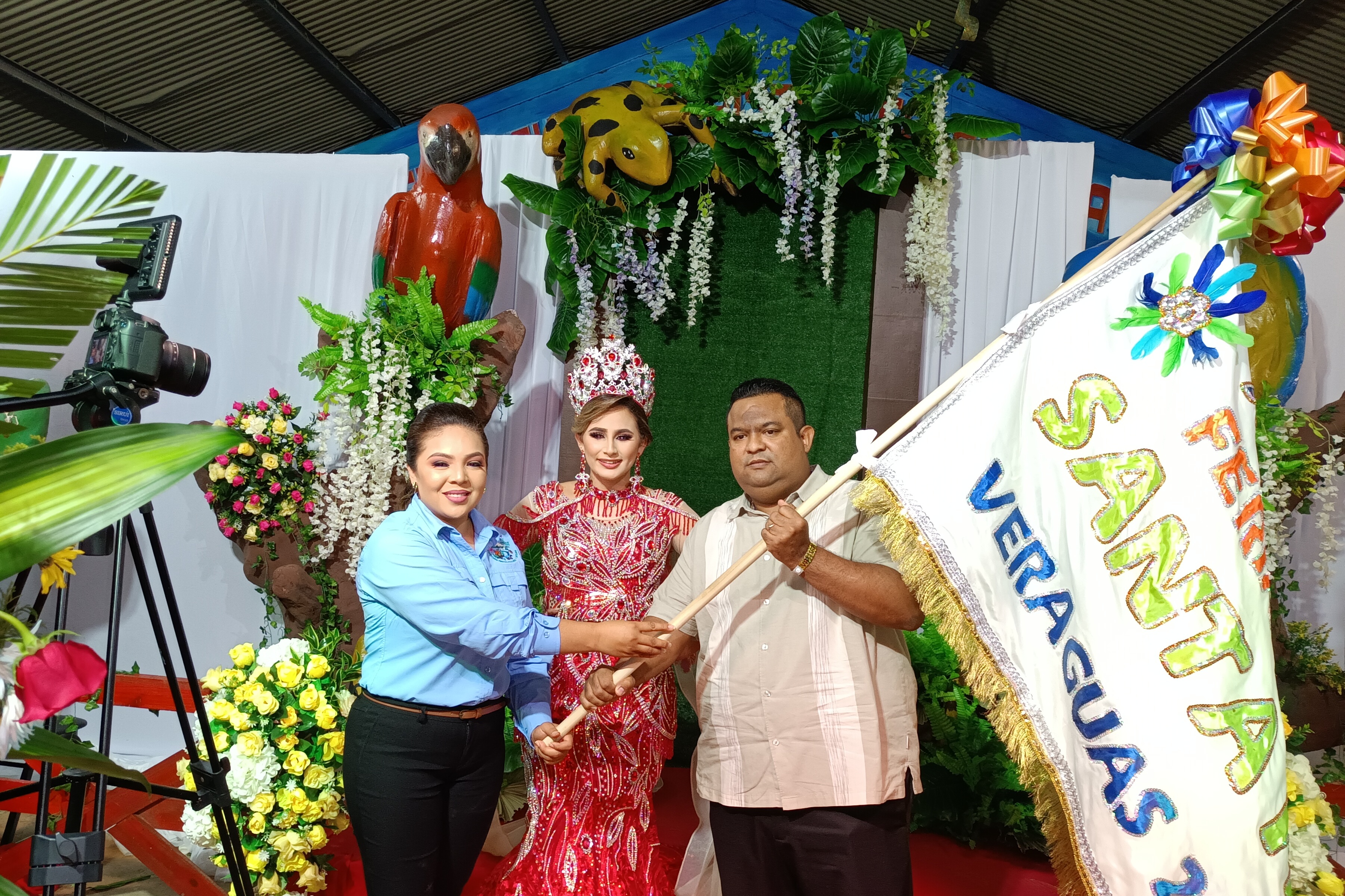 La reina junto a los organizadores del evento ferial. 