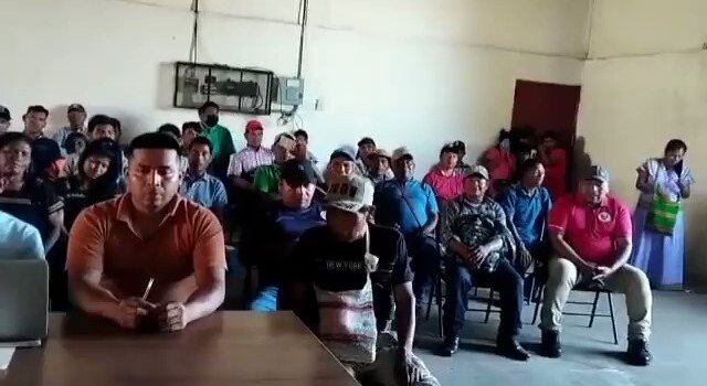 Lectura de comunicado con decisiones asumidas.