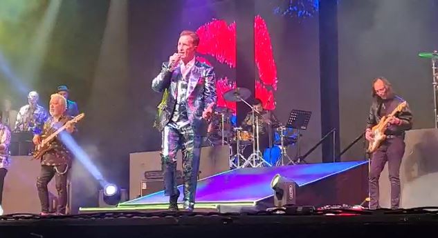 Emmanuel le canta a los corazones enamorados 