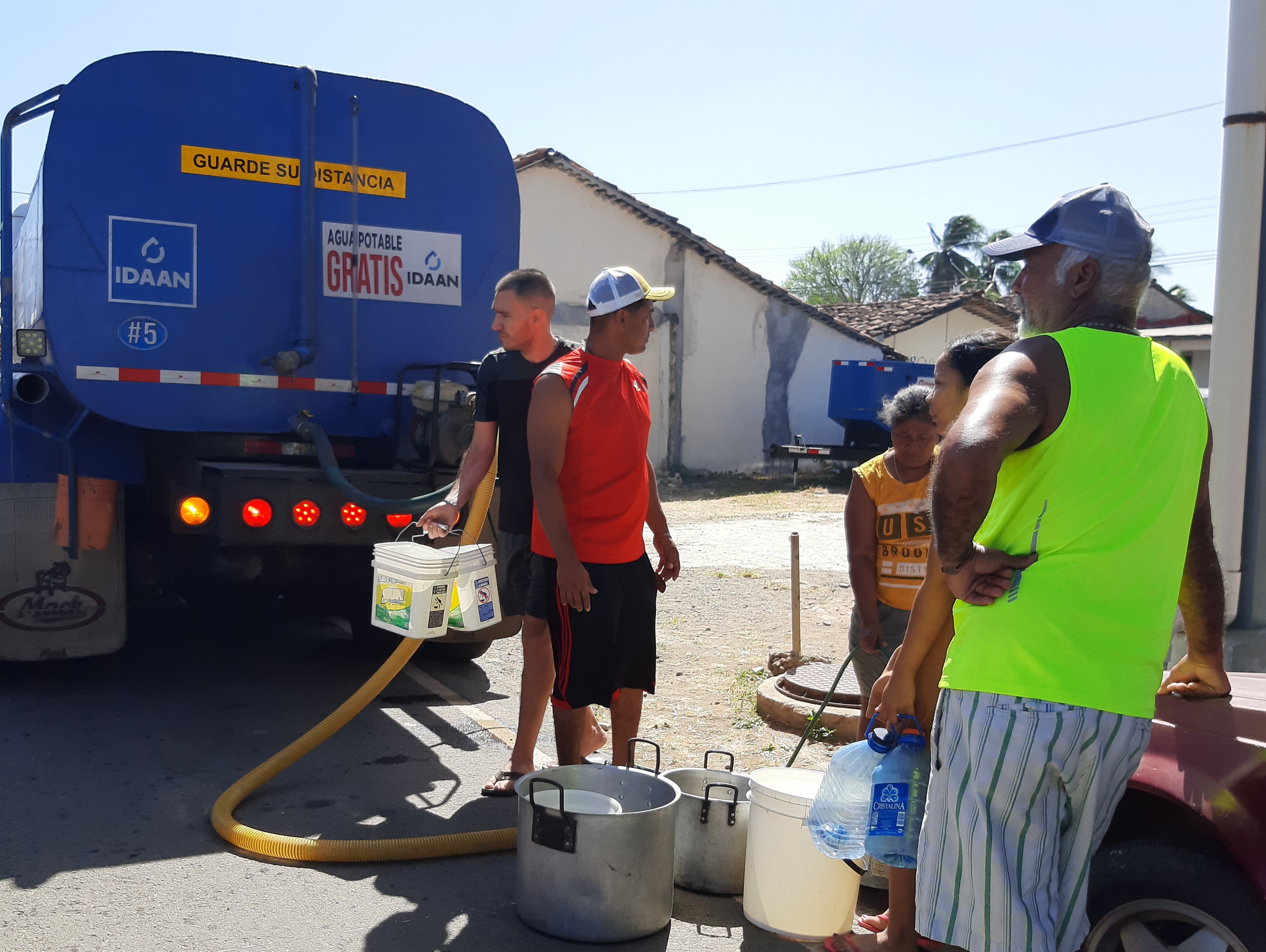 En busca de agua a través de los carros cisternas.
