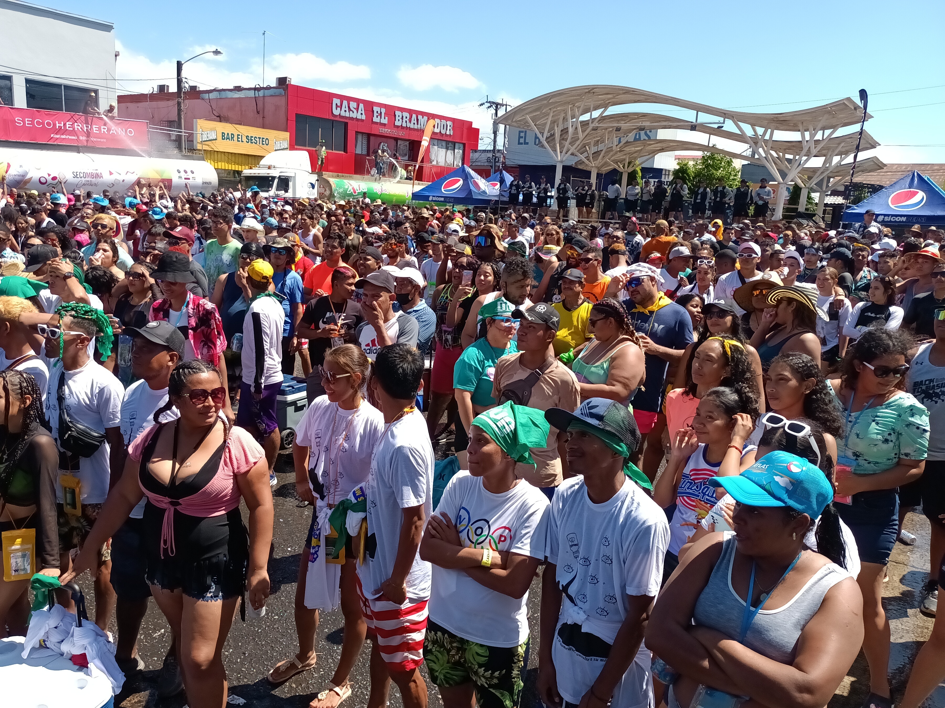 Chicos y grandes presentes en epicentro de la fiesta en Santiago.