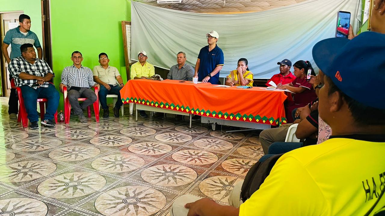 El ministro Tejada en reunión con dirigentes indígenas.