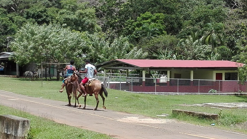 En los poblados de Los Espinoza y Corozales Adentro, los residentes también aguardan desde hace seis años la interconexión de la red eléctrica.