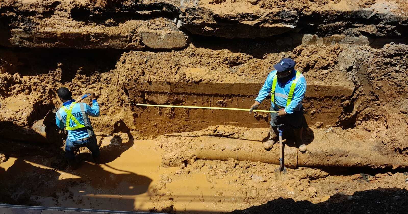 Funcionarios del Idaan trabajan con las uñas para reparar una tubería.