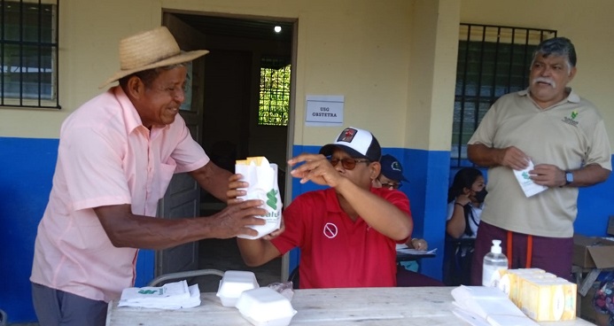 En estas giras se desplaza a personal de odontología, trabajadores sociales, médicos generales, entre otros.
