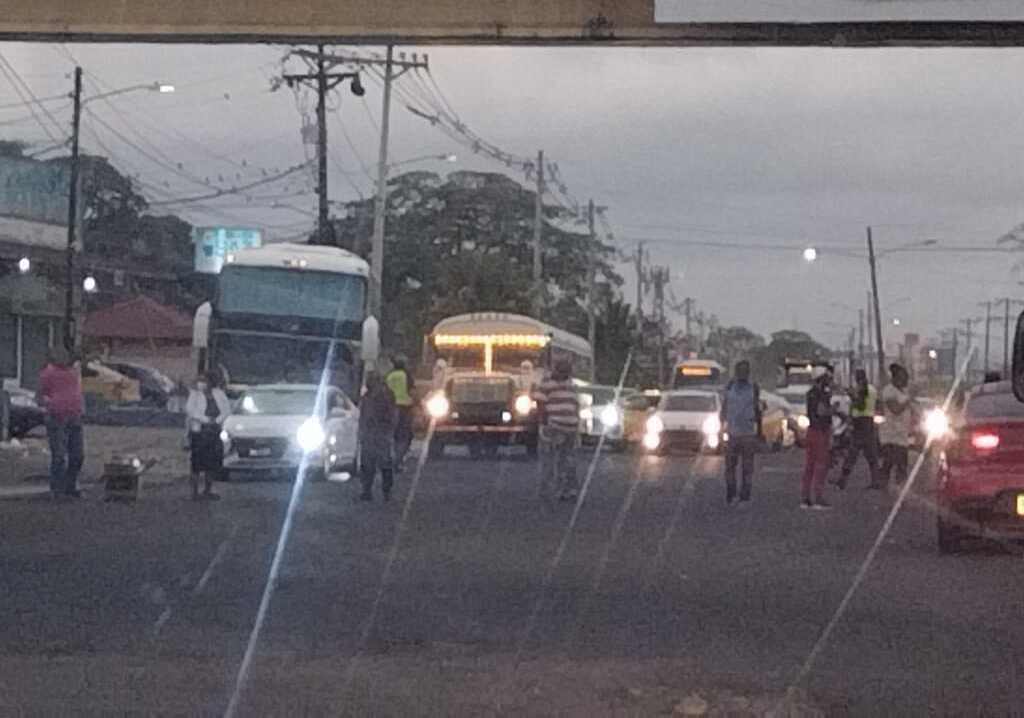 Pacientes salen a protestar porque no aguantan el calor dentro de la sala de atención.
