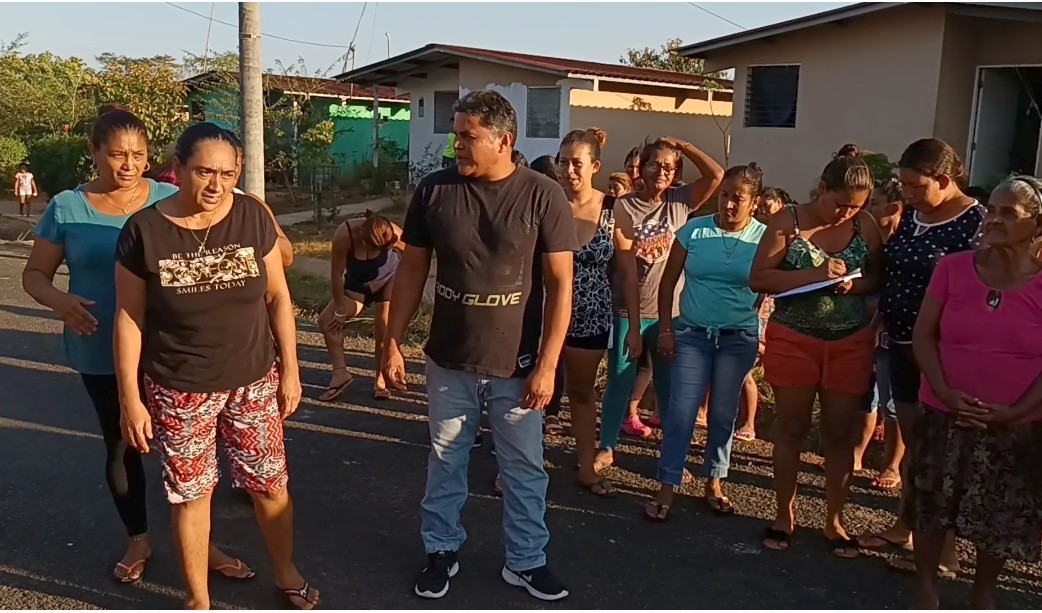 Las familias aseguran que la documentación fue entregada al MIVIOT.