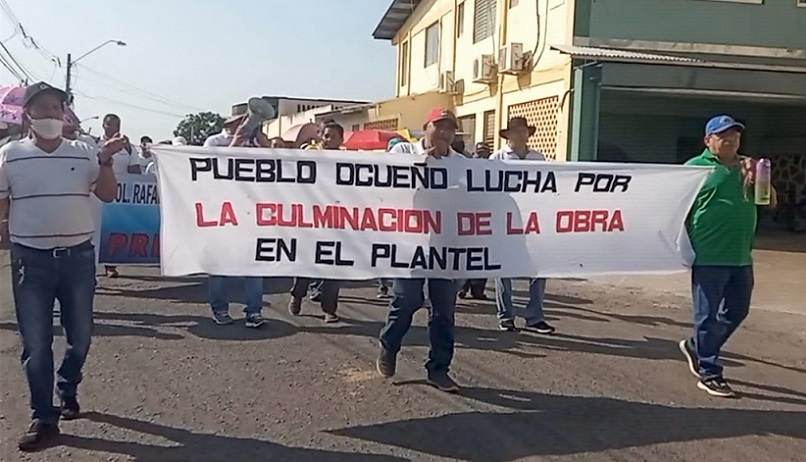 Comunidad educativa del plantel marchó de forma pacífica con el fin de anunciar a las autoridades  la necesidad de reiniciar este proyecto.