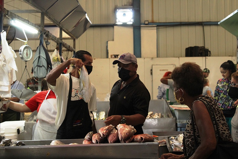 Los vendedores de productos cárnicos y mariscos que actualmente ocupan el mercado provisional deberán pasar por una capacitación.