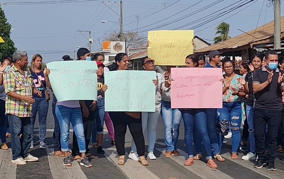 Los padres de familia dijeron que el año pasado se dieron cuenta que sus hijos no están cubiertos por la póliza de seguro.