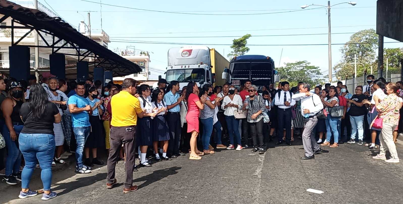 Comunidad educativa de Cristóbal Adán De Urriola sale a protestar. (Fotos: Eric Montenegro)