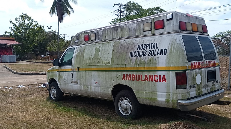 En el estacionamiento trasero del hospital Nicolás Solano se acumulan al menos una decena de ambulancias chocadas o con diversos tipos de desperfectos mecánicos.