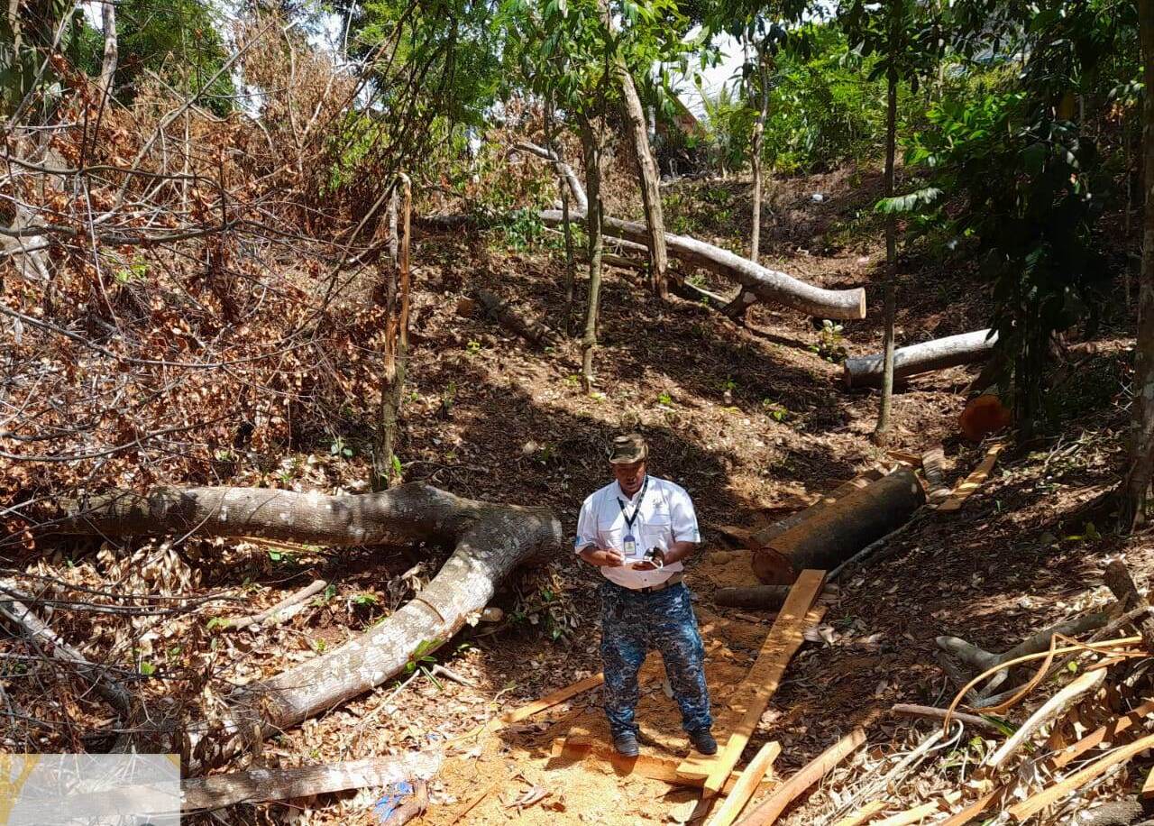 Inspectores de Mi Ambiente en el área.