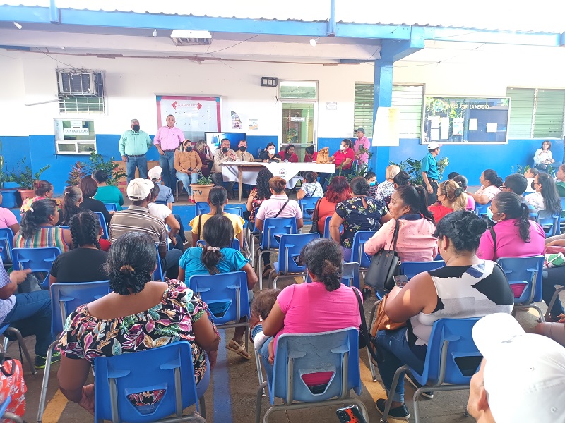 Los padres de familias recalcan sobre las malas condiciones del viejo colegio.