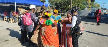 Presentación cultural como forma de protestar.