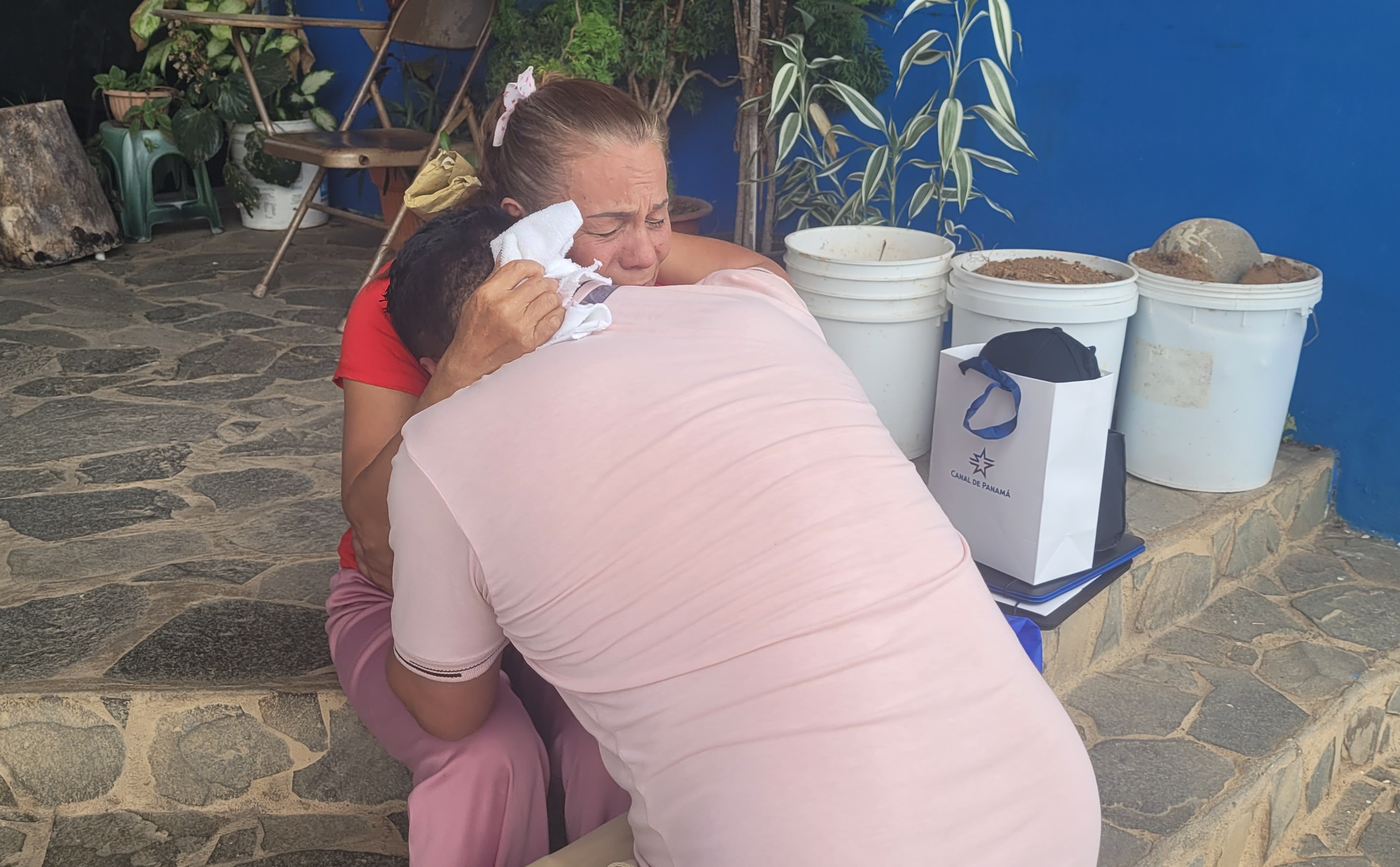 Lloran desconsolados la muerte de Edwin, de nacionalidad colombiana.