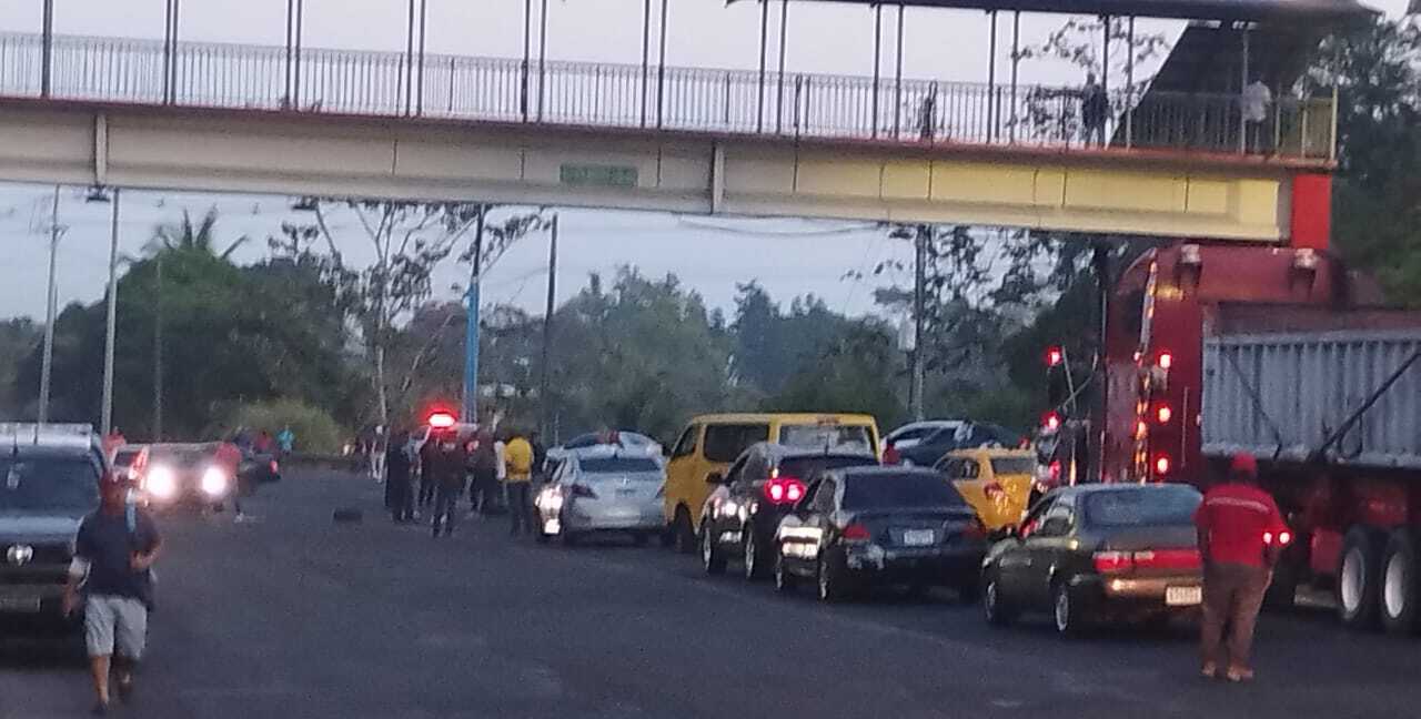 La comunidad salió a protestar por varias horas.