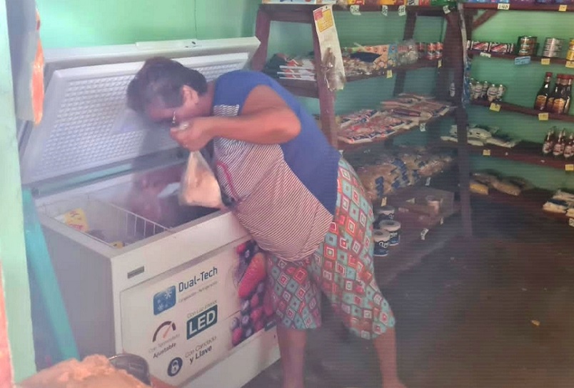 Rosa López, quien tiene una pequeña tienda, indicó que perdió mucha mercancía de frío, y con ella el dinero que con mucho esfuerzo invirtió.