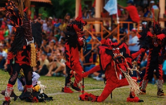 Los bailes tradicionales atraen a nacionales y extranjeros a Portobelo. Foto: Diomedes Sánchez