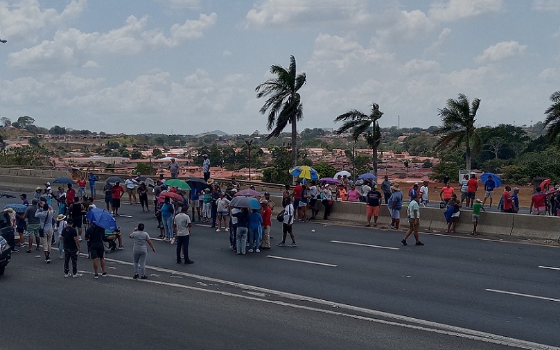 Cerca dw las 2:30 de la tarde los manifestantes mantienen el bloqueo de la autopista.