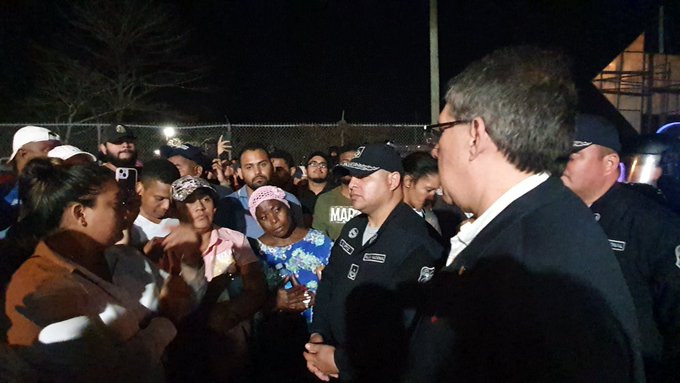 Moradores de Costa Este dialogan con director del Idaan, anoche.