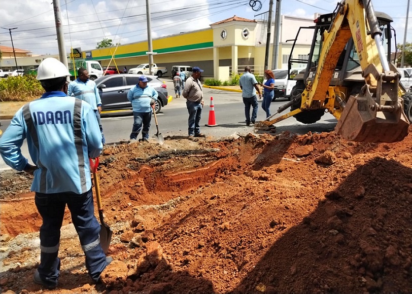 Trabajos de interconexión de una línea de 12 pulgadas para mejorar el suministro de agua potable en Panamá Oeste.