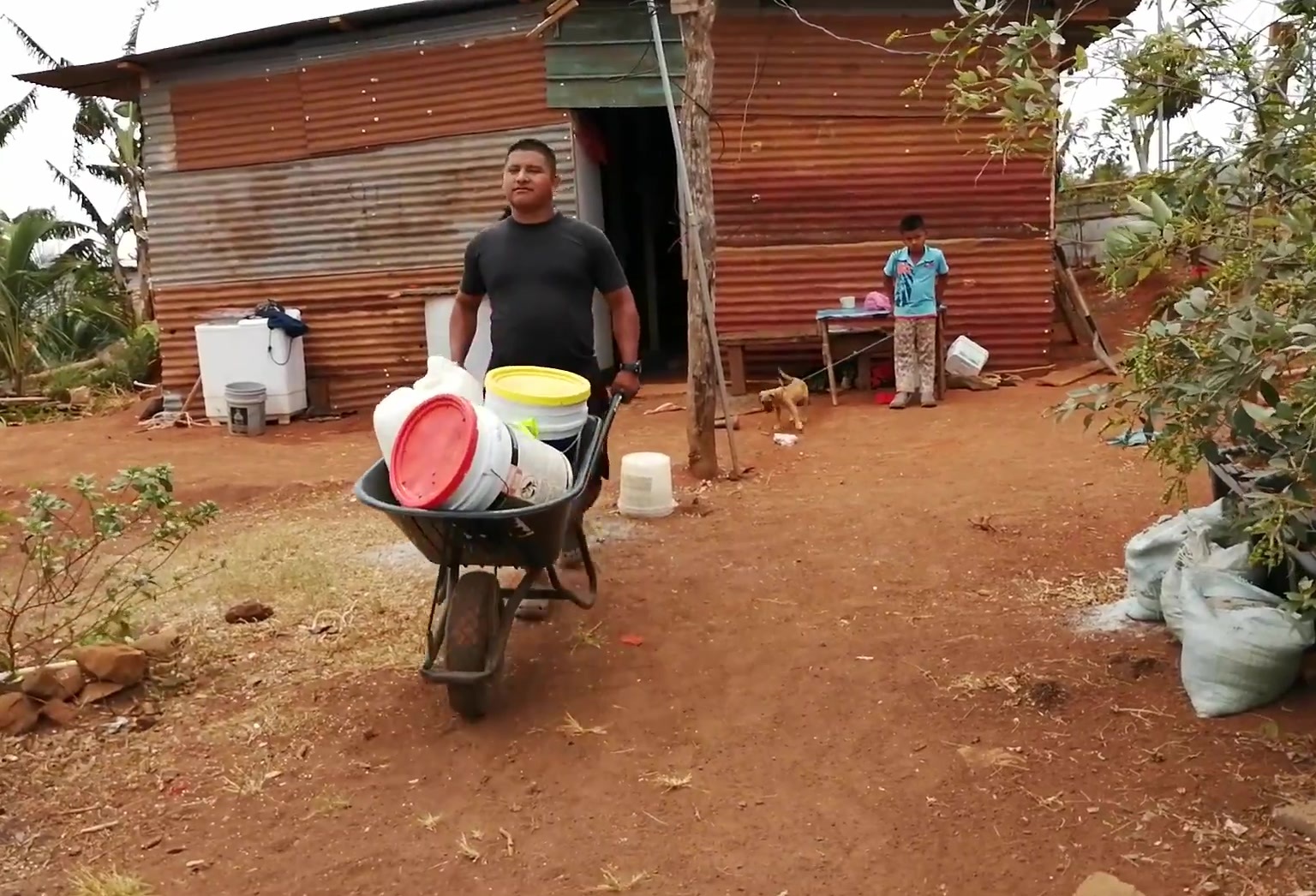 Los pobladores de Arraiján sale a buscar agua en ríos, quebradas o pozos.