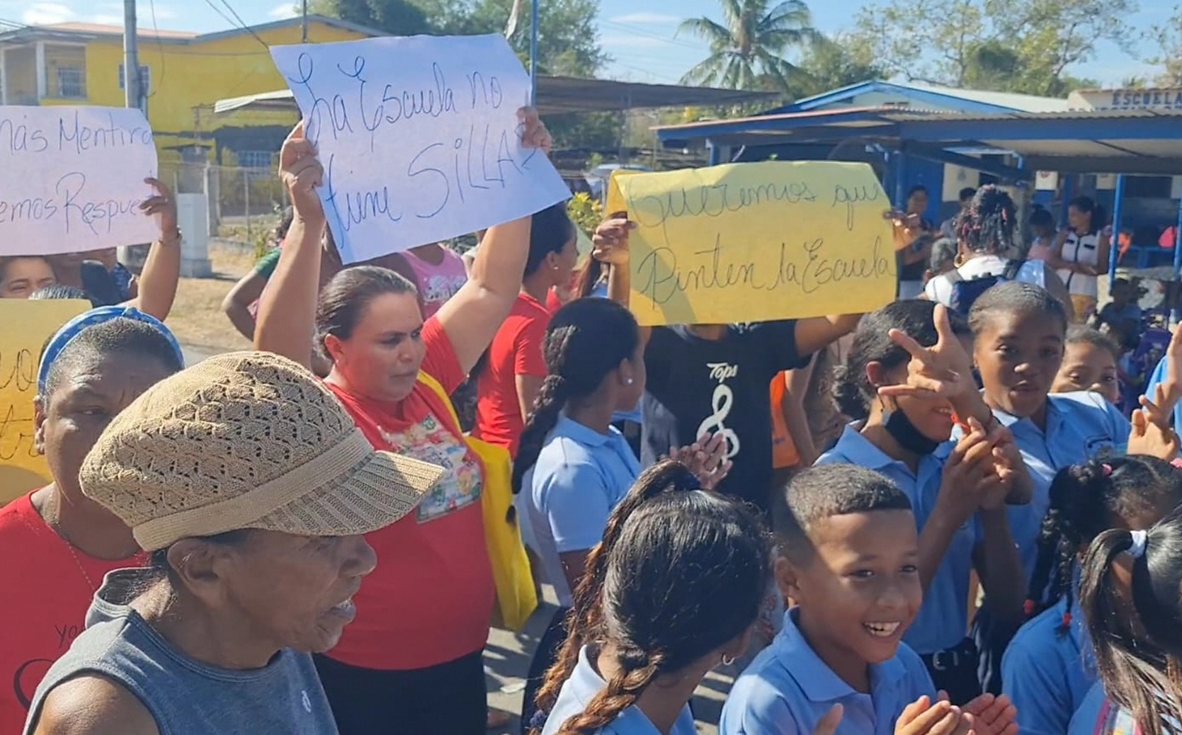 Los estudiantes junto a sus padres salen a protestar por el mal estado del plantel.