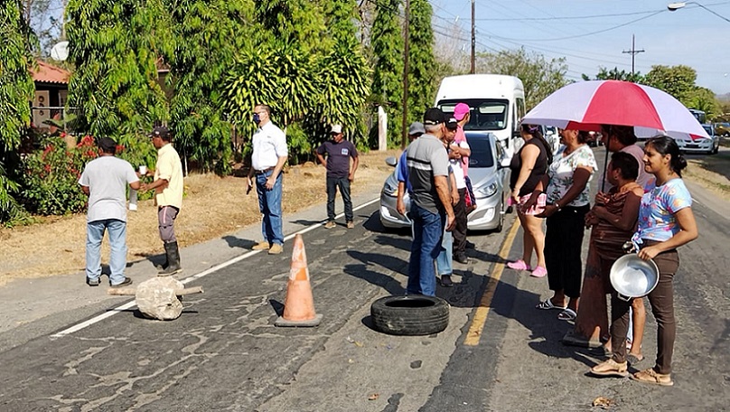 os manifestantes bloquearon la vía empleando neumáticos, al tiempo que gritaban consignas y hacían sonar cacerolas.