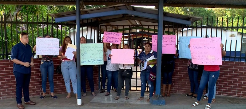 En primera instancia, los padres de familia interpusieron la denuncia ante la directora del plantel, aunque no se tomaron medidas al respecto.