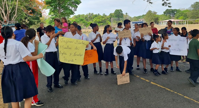 Después de 2 meses, los padres de familia salieron a protestar, pues se cansaron de esperar el nombramiento de docentes.