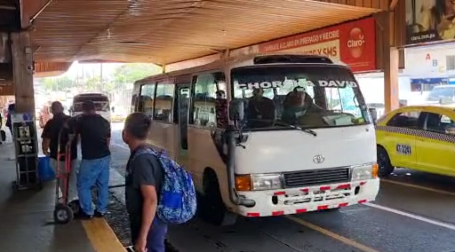 Los usuarios alegan que los transportistas chiricanos ofrecen un mal servicio.  (Foto: Mayra Madrid)